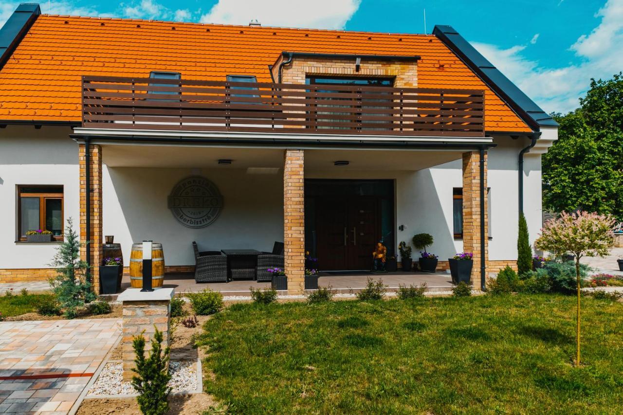Dreko Panzió&Borbisztró Acomodação com café da manhã Győrújbarát Exterior foto